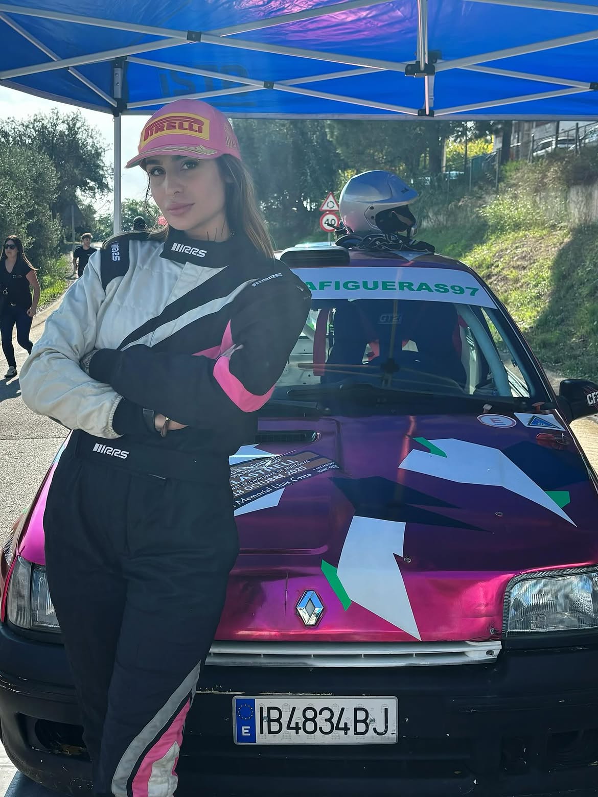 Cristina Figueras delante de su coche de rally