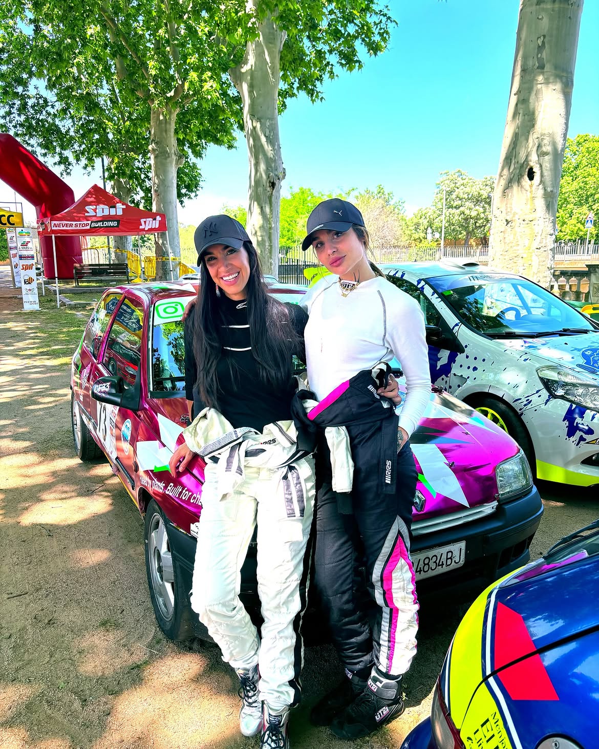 Cristina Figueras junto a otra competidora en el parque de asistencia