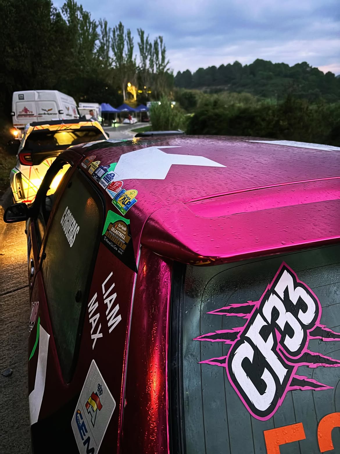 Coche de rally de Cristina Figueras bajo la lluvia