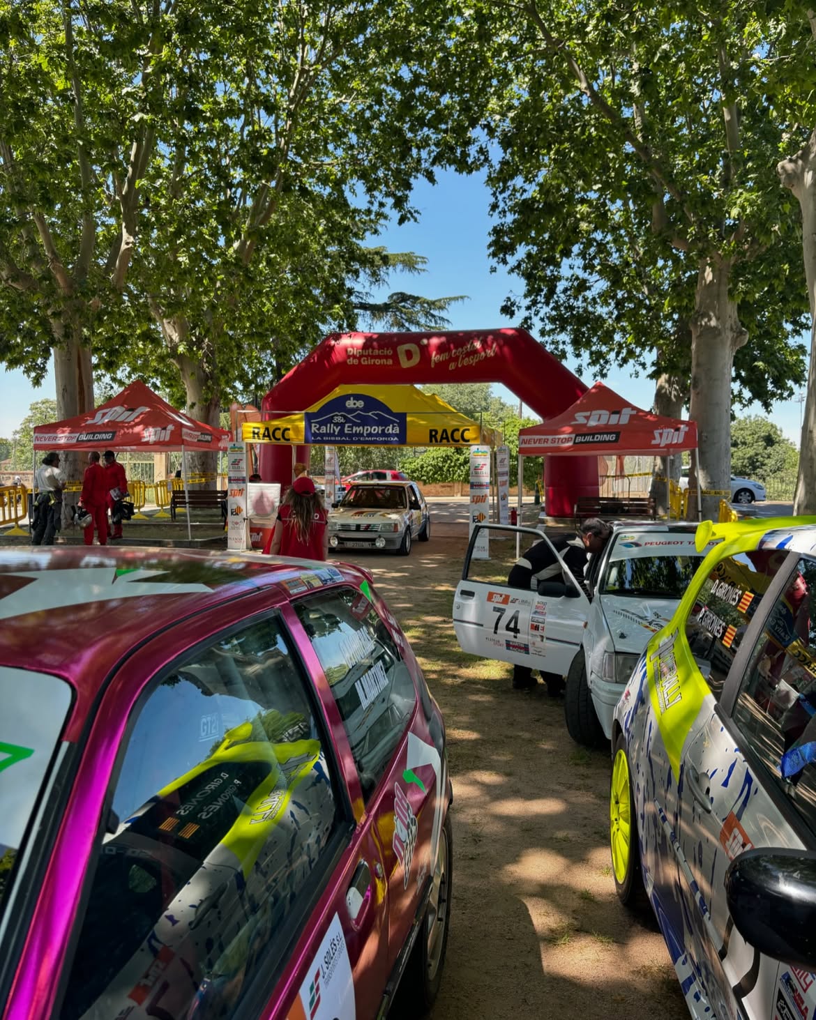 Coches en la asistencia de un rally