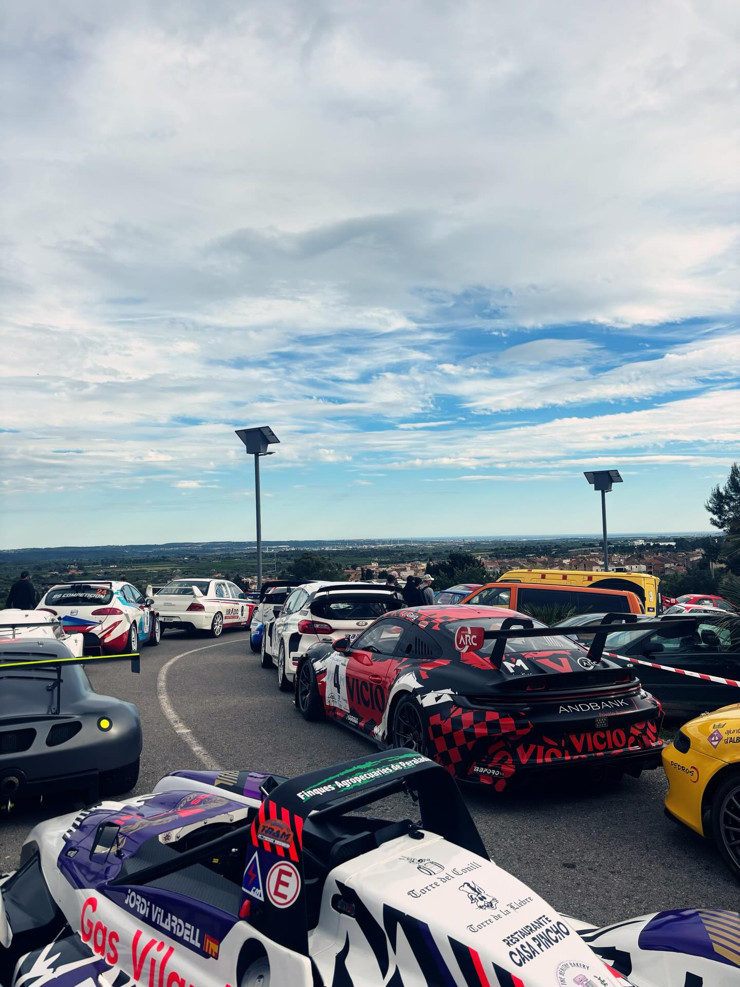 Vehículos preparados en el parque cerrado de una competición