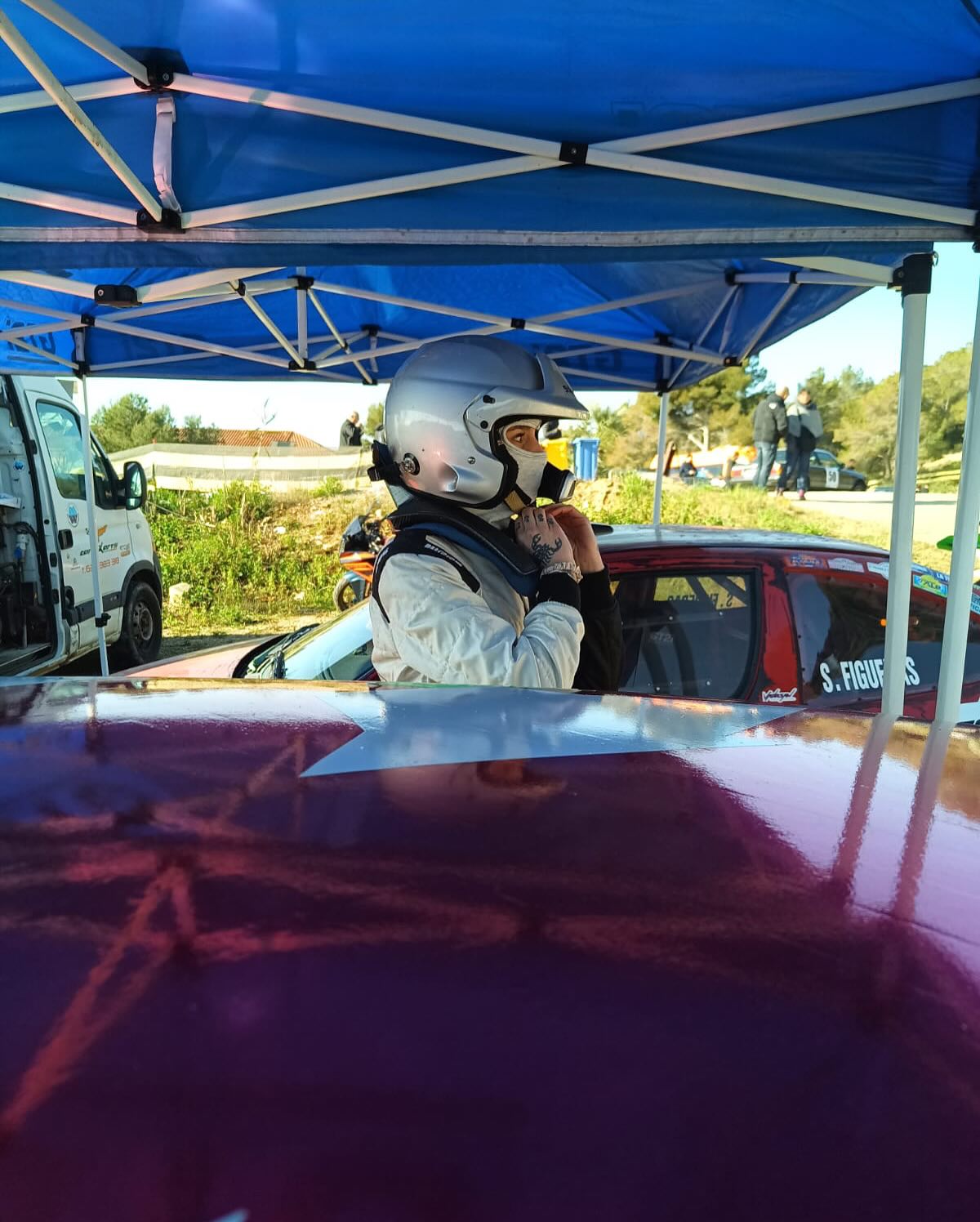 Cristina Figueras preparándose junto al coche de rally